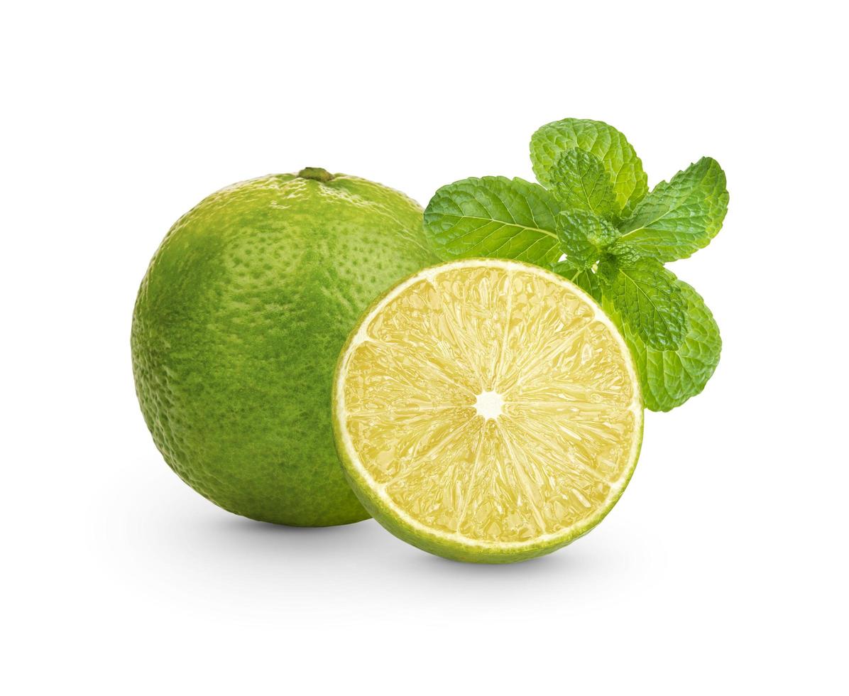 tranches de citron vert frais avec des feuilles de menthe isolé sur fond blanc photo
