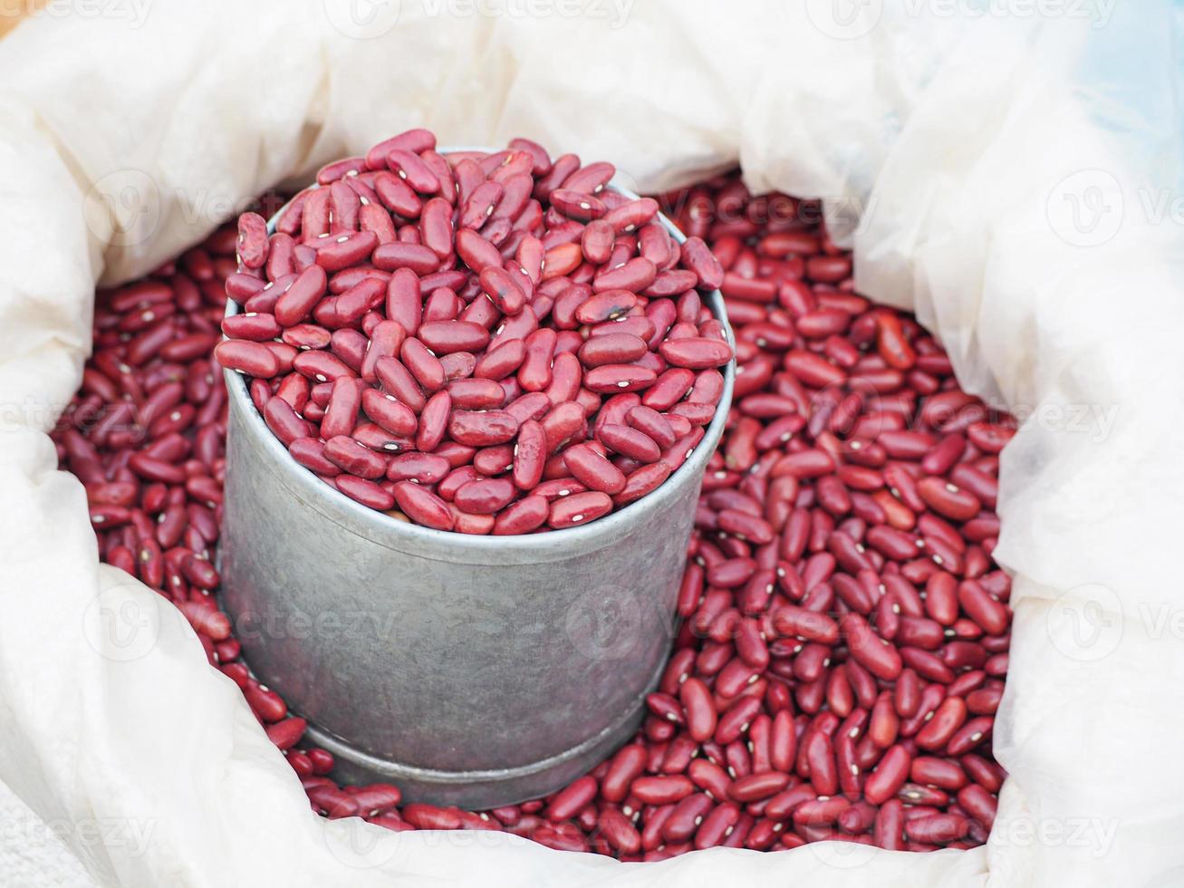 gros plan de grains de haricot rouge à vendre sur le marché photo