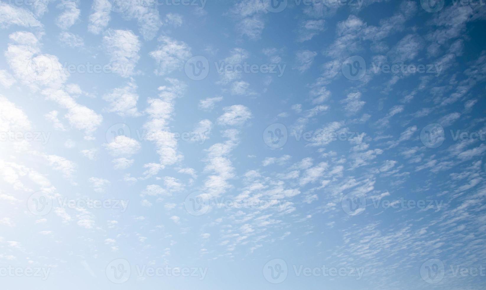 le ciel bleu frais et les nuages blancs nettoient les chaudes journées d'été avant que les nuages ne s'étalent pour remplir le ciel. idées pour la sensation d'air frais photo