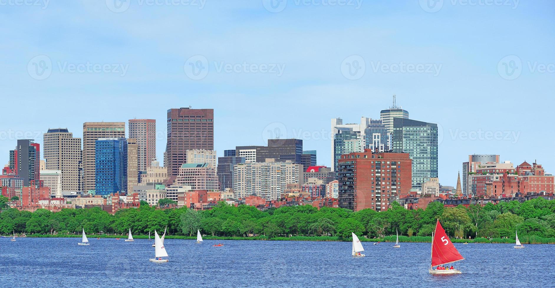 horizon de la ville urbaine au-dessus de la rivière photo