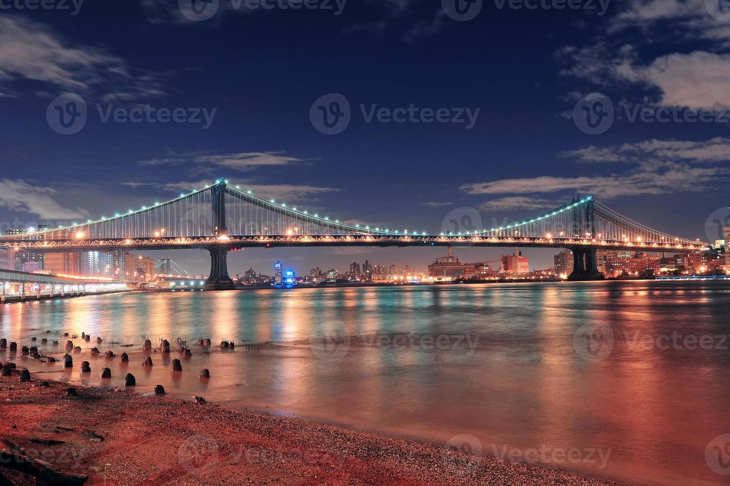 Pont de Manhattan dans la nuit photo