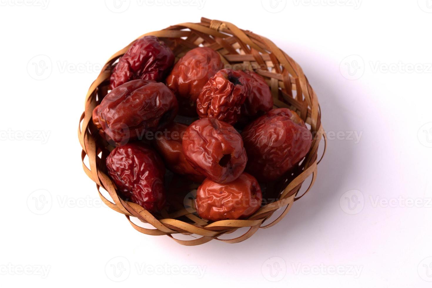 Jujube séché dans une assiette sur un fond blanc photo