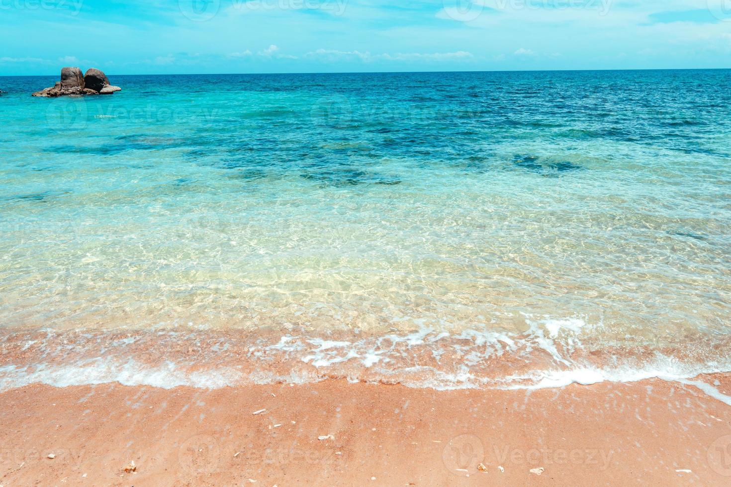 plage tropicale et mer bleue en été photo