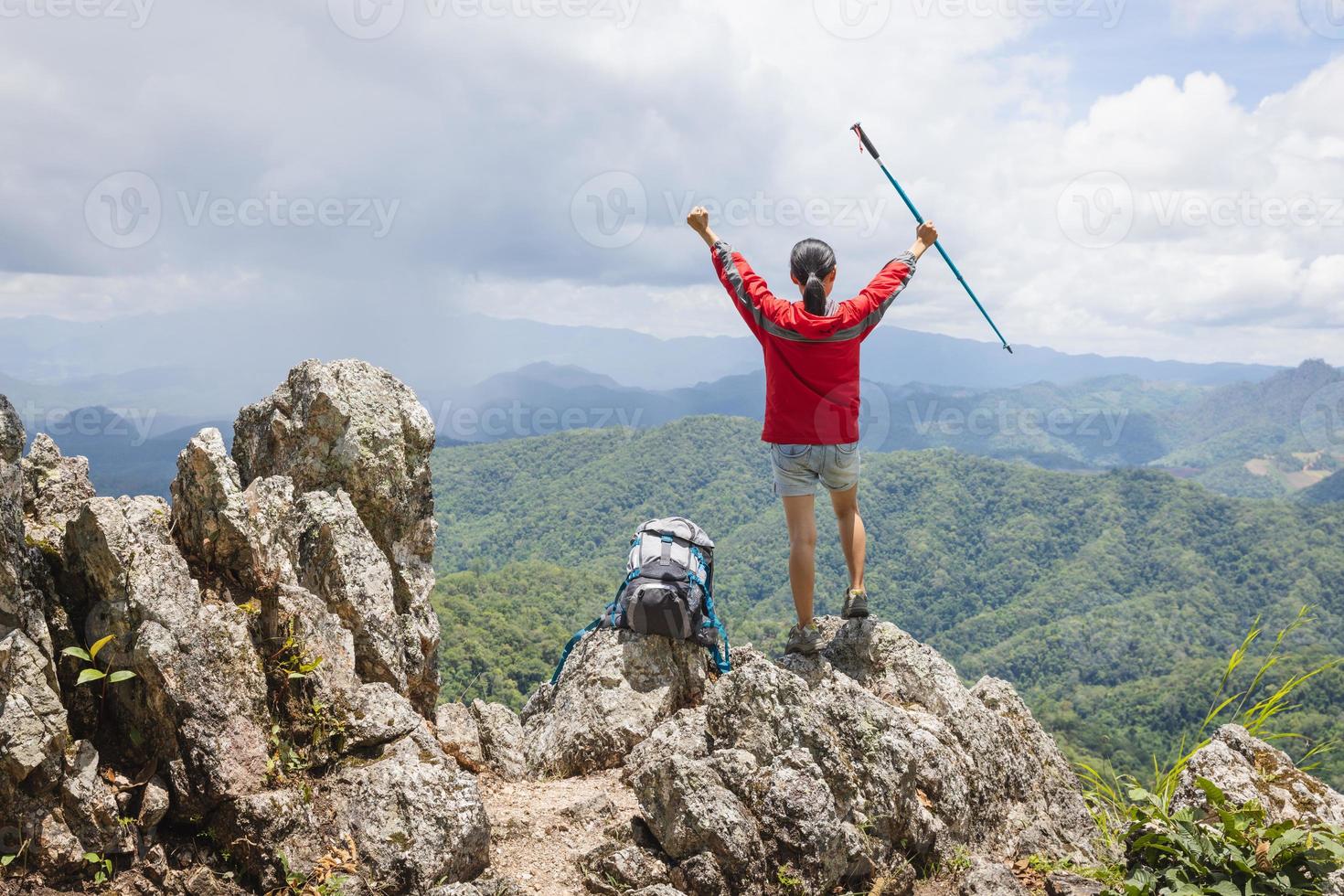 voyageur de la liberté femme debout avec les bras levés et profitant d'une belle nature. photo