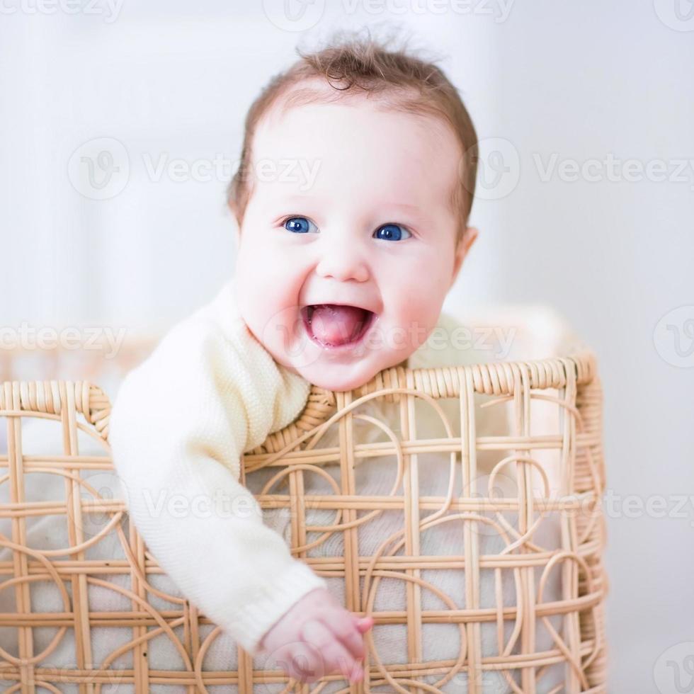 bébé dans un panier à linge photo