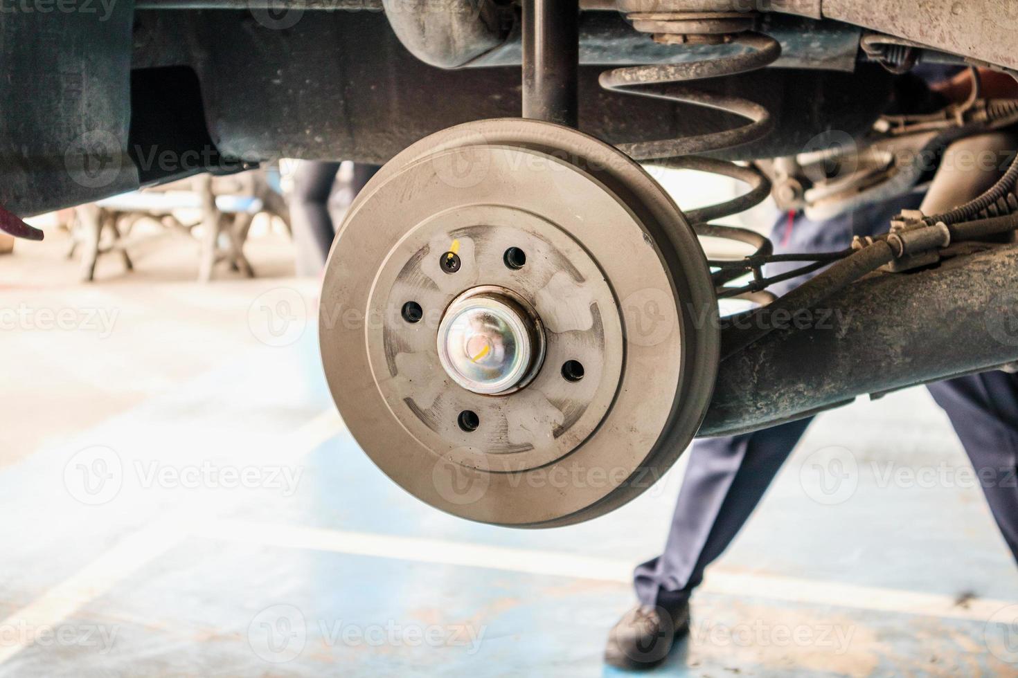 service de remplacement de pneus, frein de voiture sans roues à l'atelier de réparation automobile photo