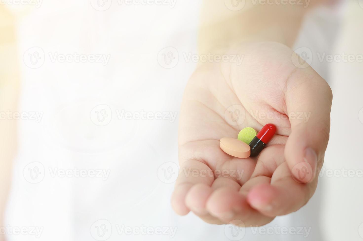 antécédents médicaux, main de médecin tenant des pilules de médecine photo