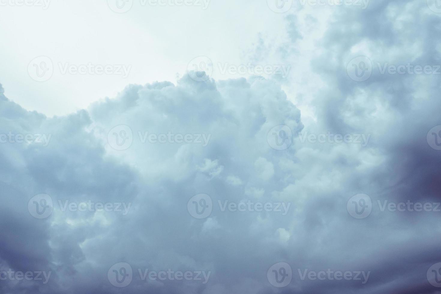 nuage sombre dans le ciel avant la tempête de pluie photo