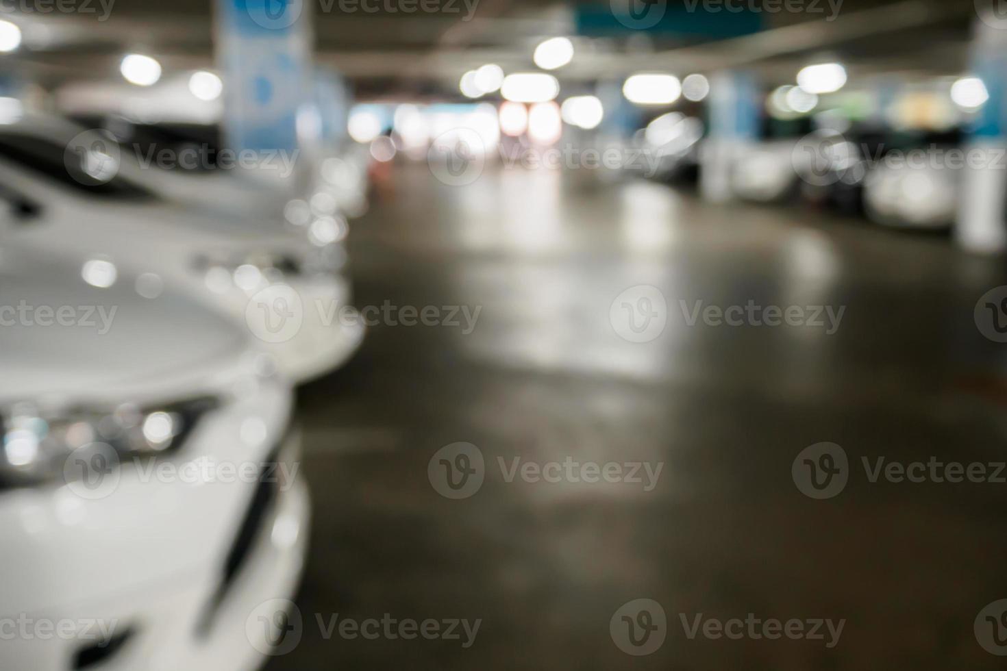 brouiller de nombreuses voitures dans un parking à l'intérieur du bâtiment du centre commercial photo