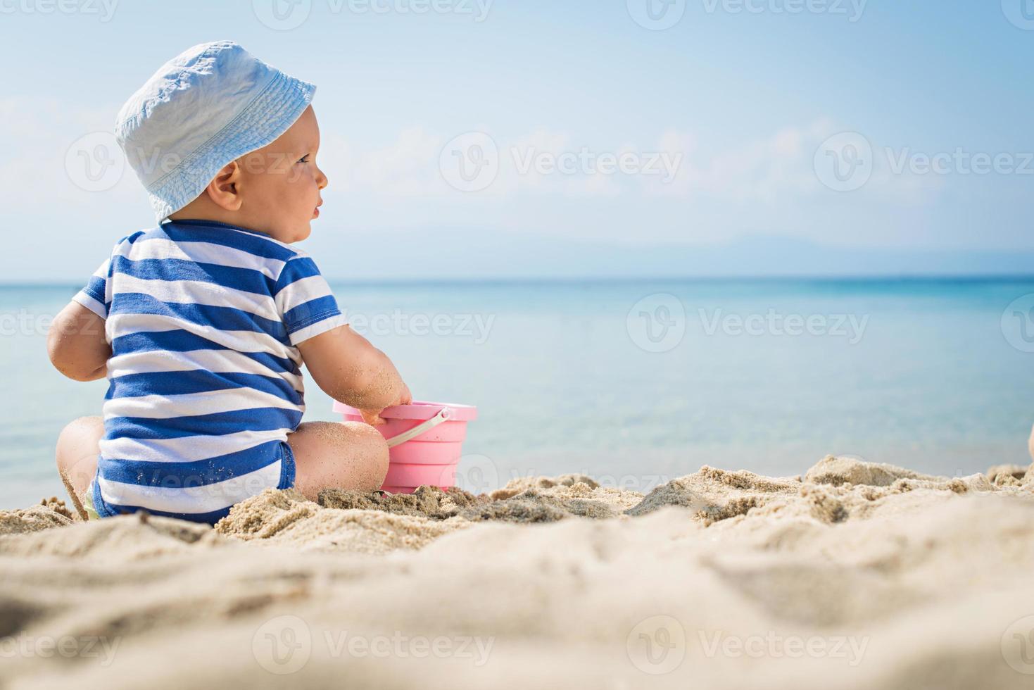 petit bébé garçon assis sur le sable photo