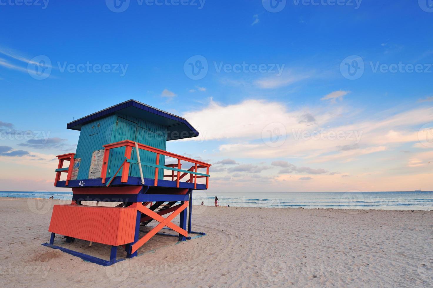 coucher de soleil sur la plage sud de miami photo