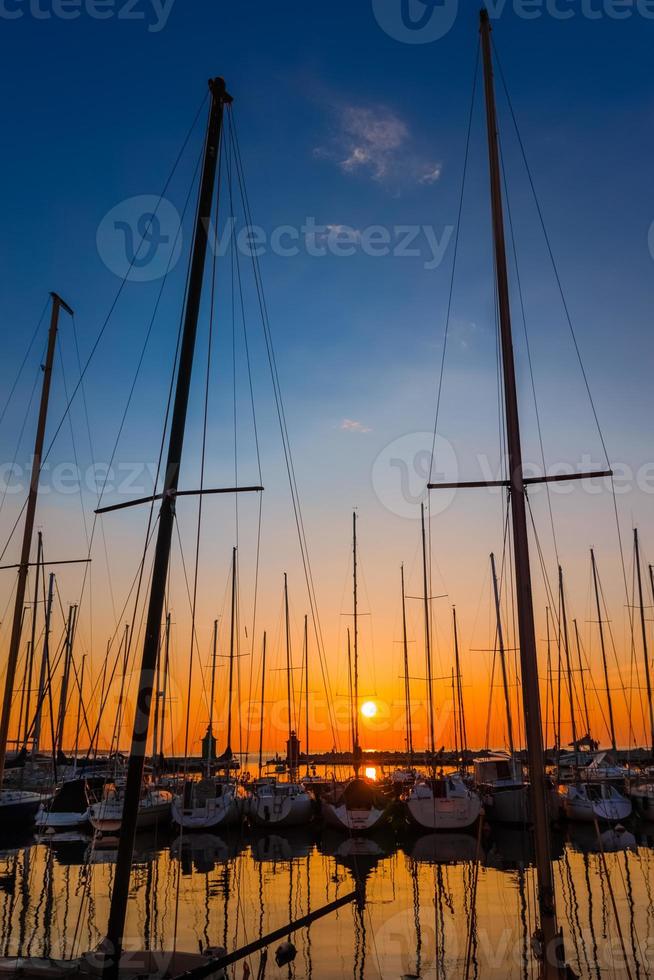 yachts au coucher du soleil photo