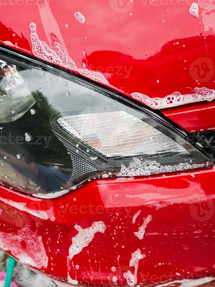 lavage de voiture avec du savon photo