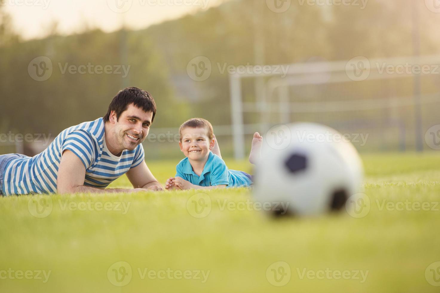 père et fils, jouer au football photo