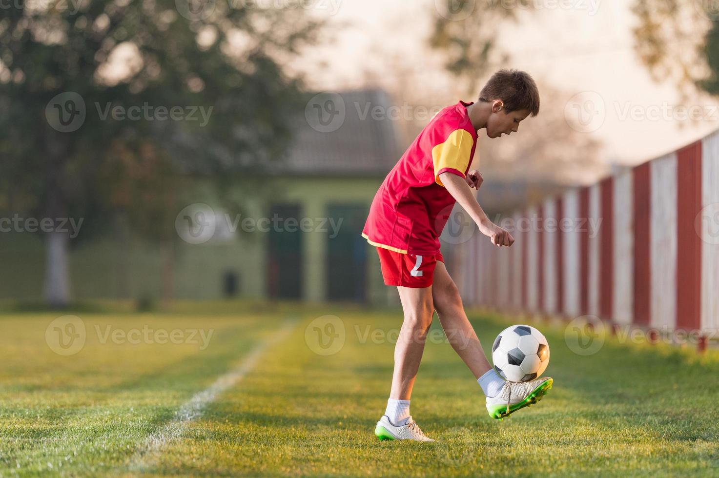enfant jouant au football photo