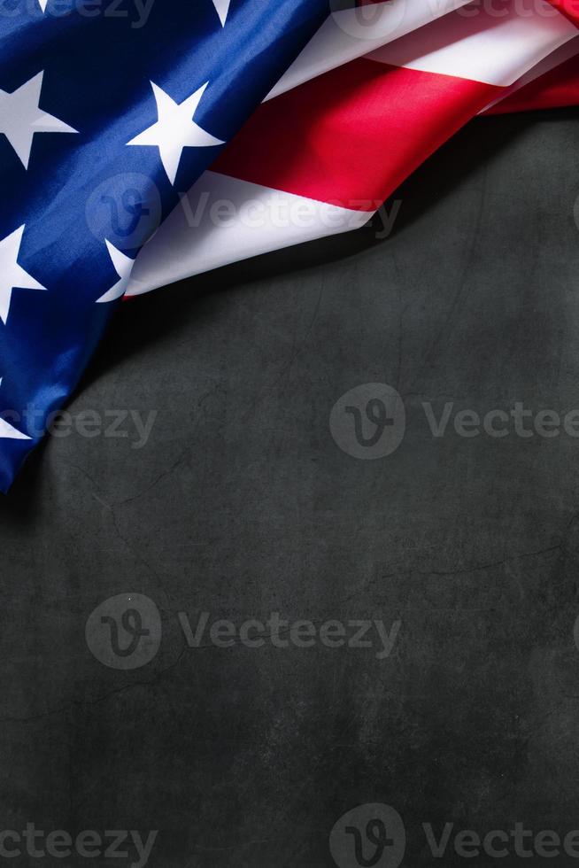 drapeau américain sur fond de béton foncé. concept de fêtes nationales des états-unis. jour de l'indépendance, jour du souvenir, fête du travail. photo