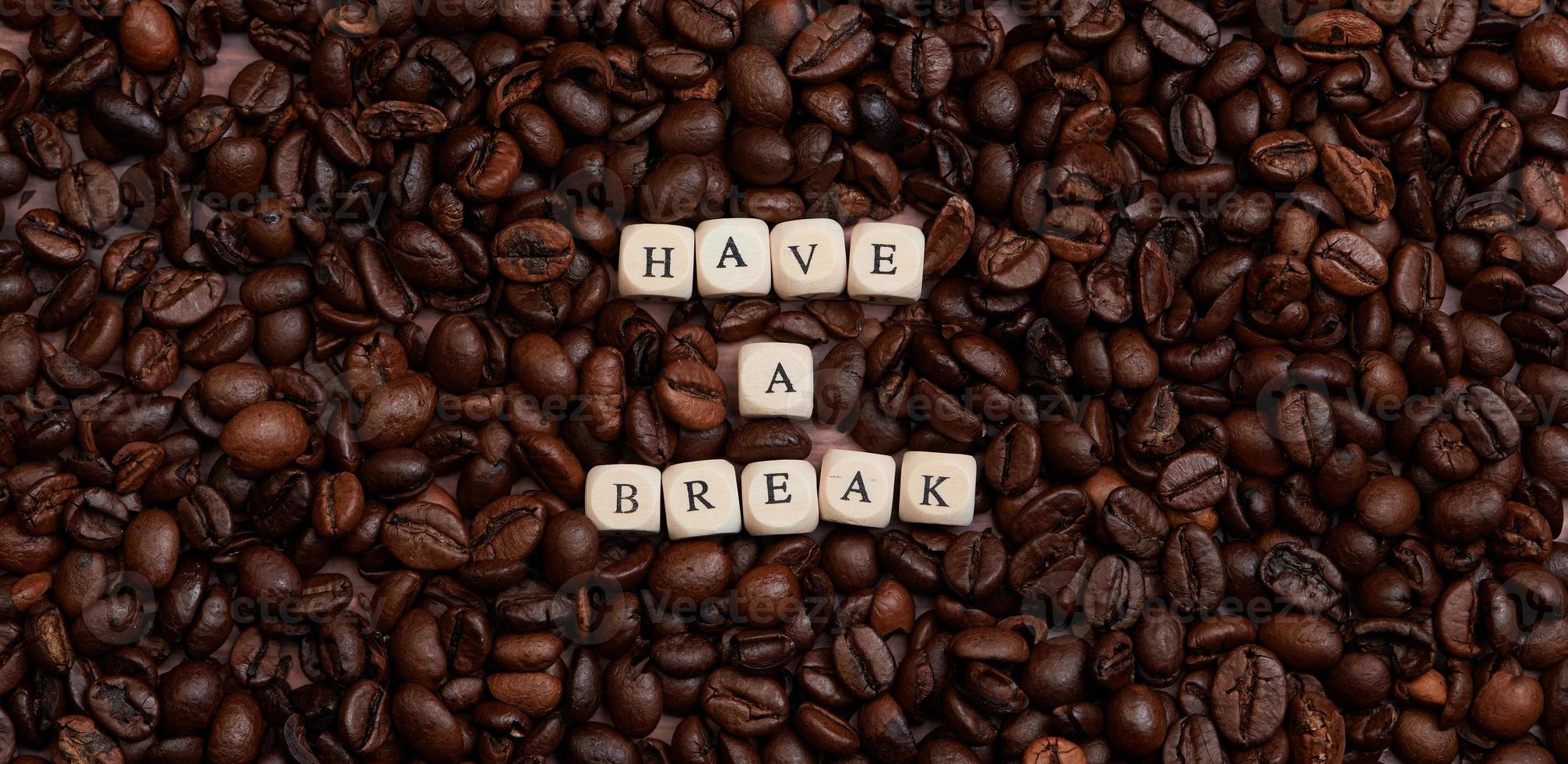 les mots ont une pause posés avec des dés en bois sur beaucoup de grains de café photo