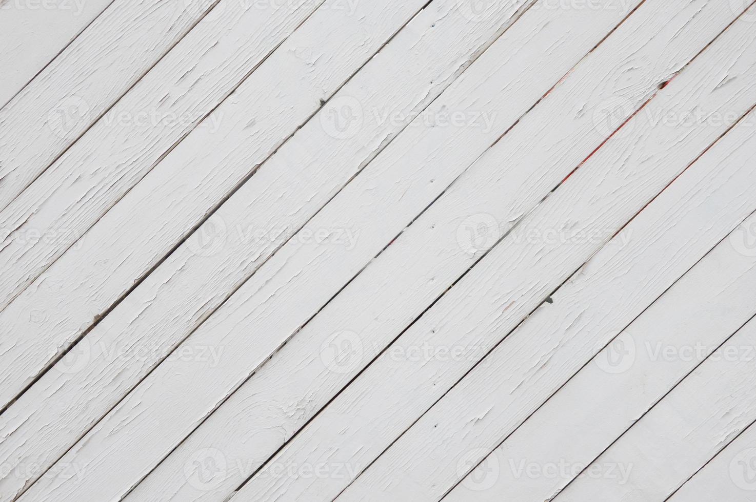 planches de bois craquelées peintes en blanc placées en diagonale. fond abstrait. photo