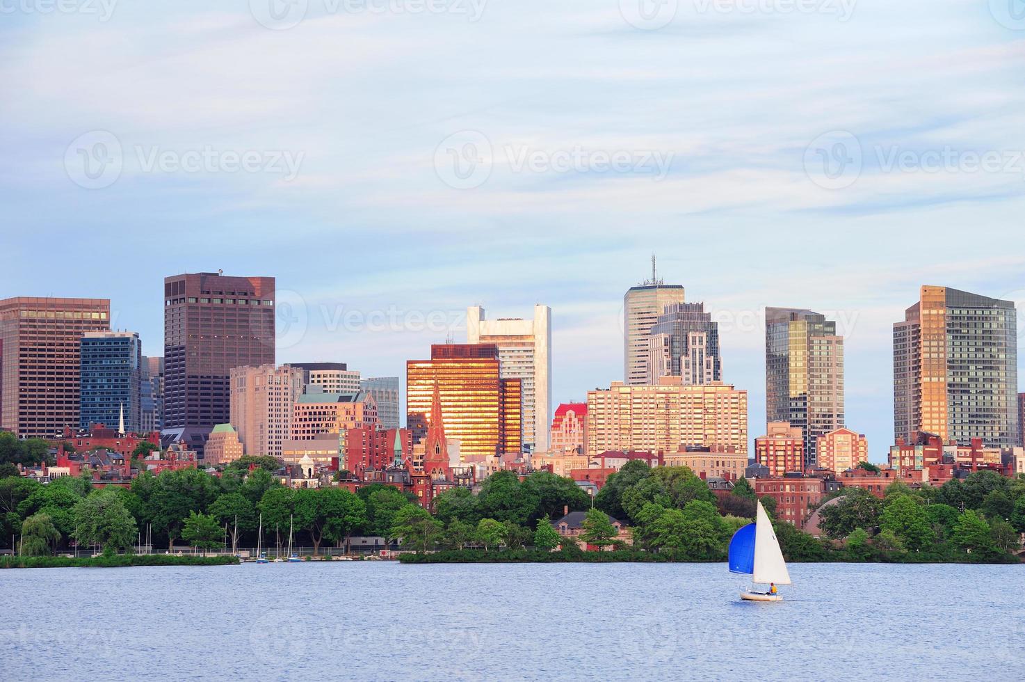 vue sur le front de mer au coucher du soleil de boston photo