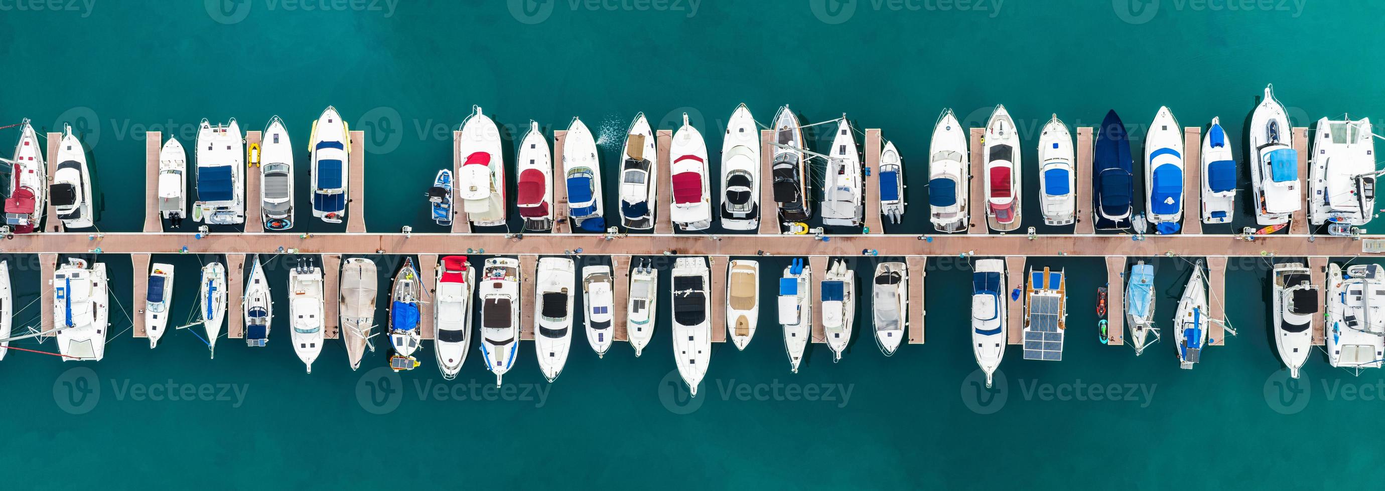 vue aérienne de dessus yacht marina dans yacht club bateaux de luxe aériens et yachts dans le parc d'achor, luxe de nombreuses lignes de yachts à rangée au parc d'achor ou à l'océan de la marina photo