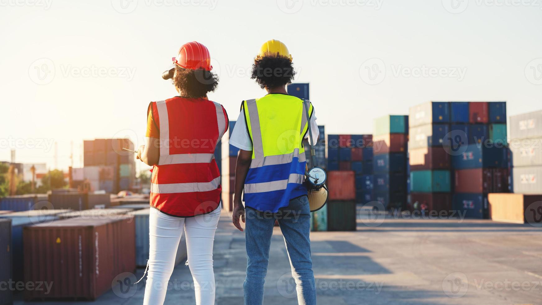 femme contremaître ou ingénieur à l'aide de jumelles et partenaire pointant vers le problème focus conteneur de fret à l'entrepôt transport logistique de conteneurs photo