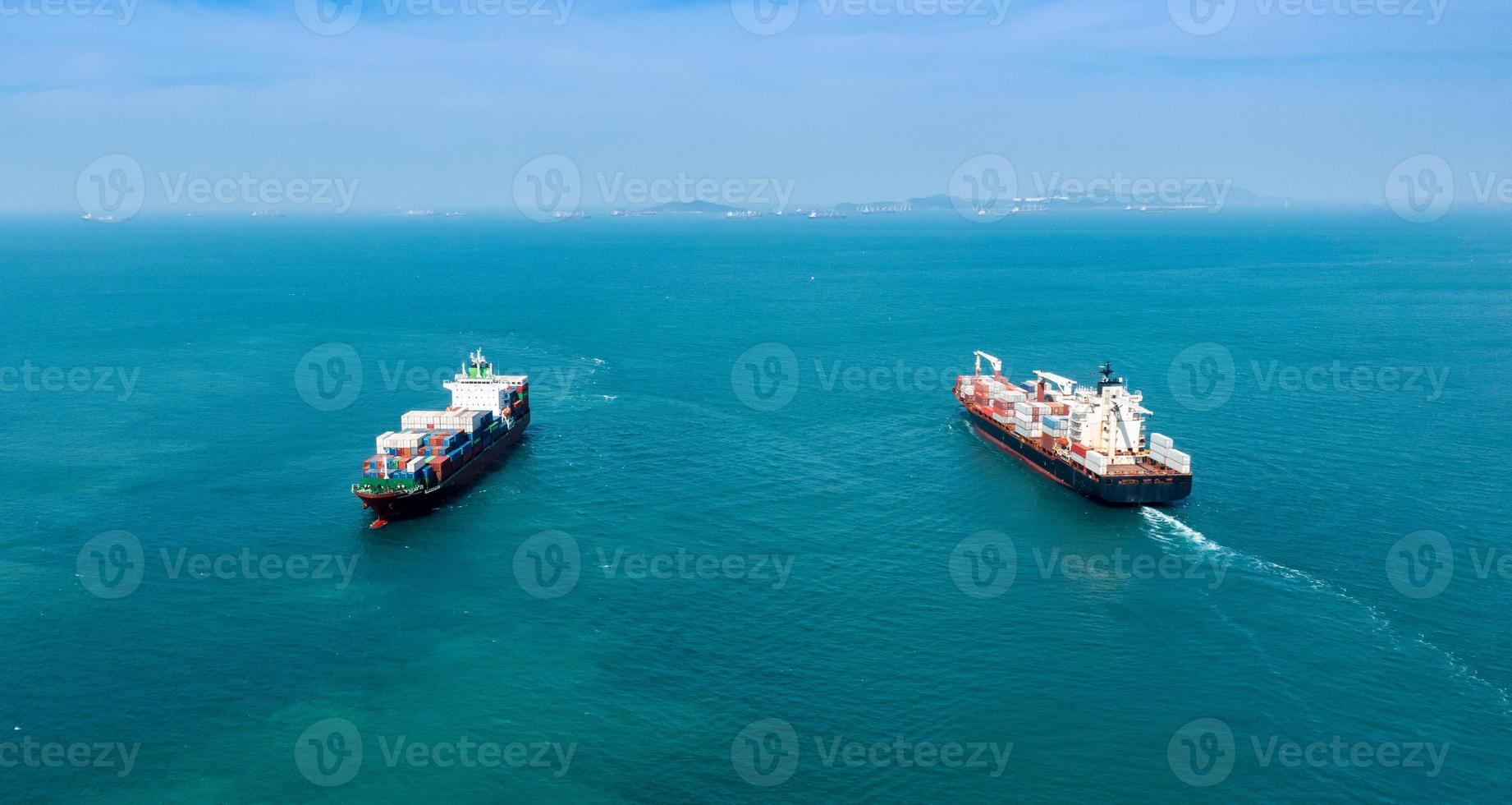 deux gros navires de fret fonctionnant dans la direction opposée concpet service et transport de conteneurs de fret d'importation d'exportation. photo