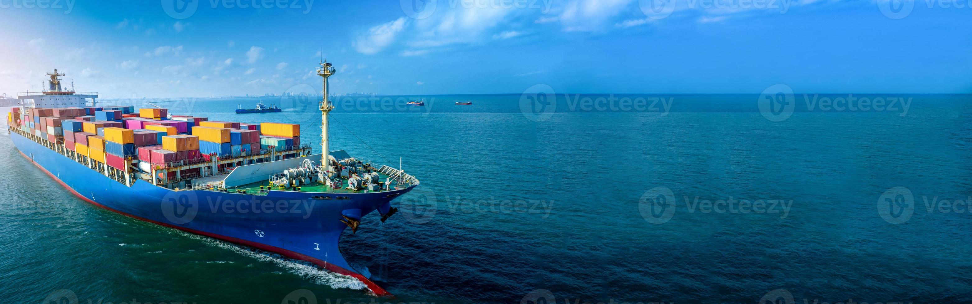 vue latérale aérienne d'un cargo transportant un conteneur et courant pour l'exportation de marchandises du port de fret au transport de technologie de concept océanique personnalisé, dédouanement. photo