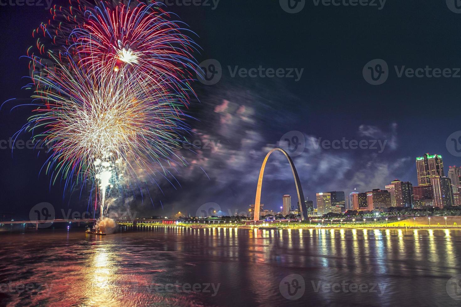 feux d'artifice du 4 juillet sur le célèbre monument de gateway arch dans le missouri avec la ligne d'horizon de st louis et le fleuve mississippi, missouri, états-unis photo