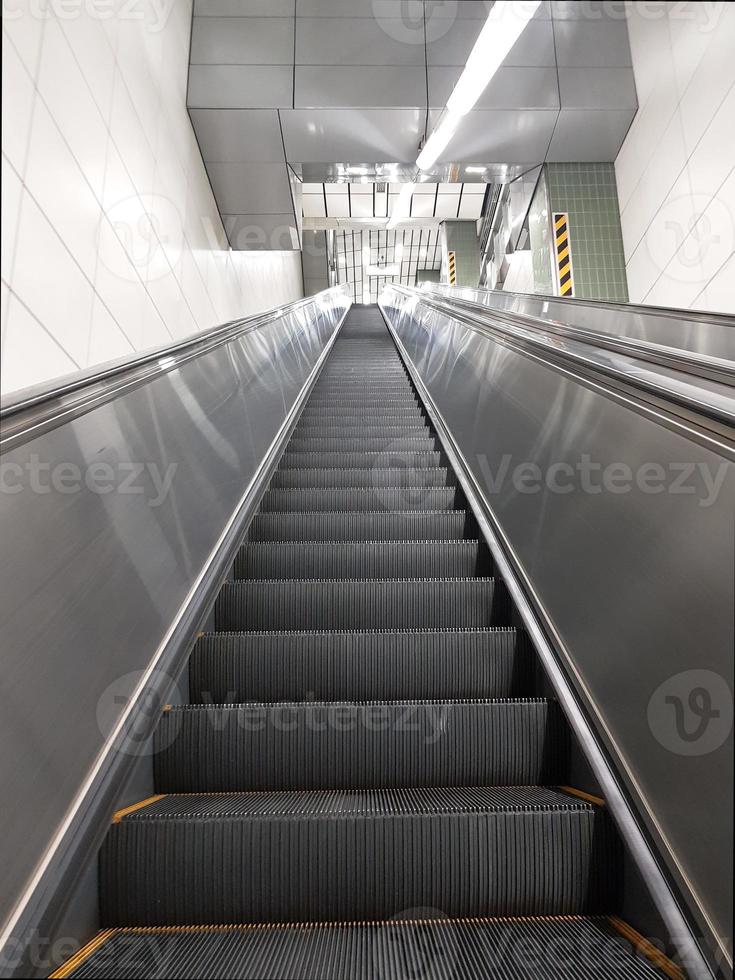 escalator et escalier modernes dans la station de métro photo