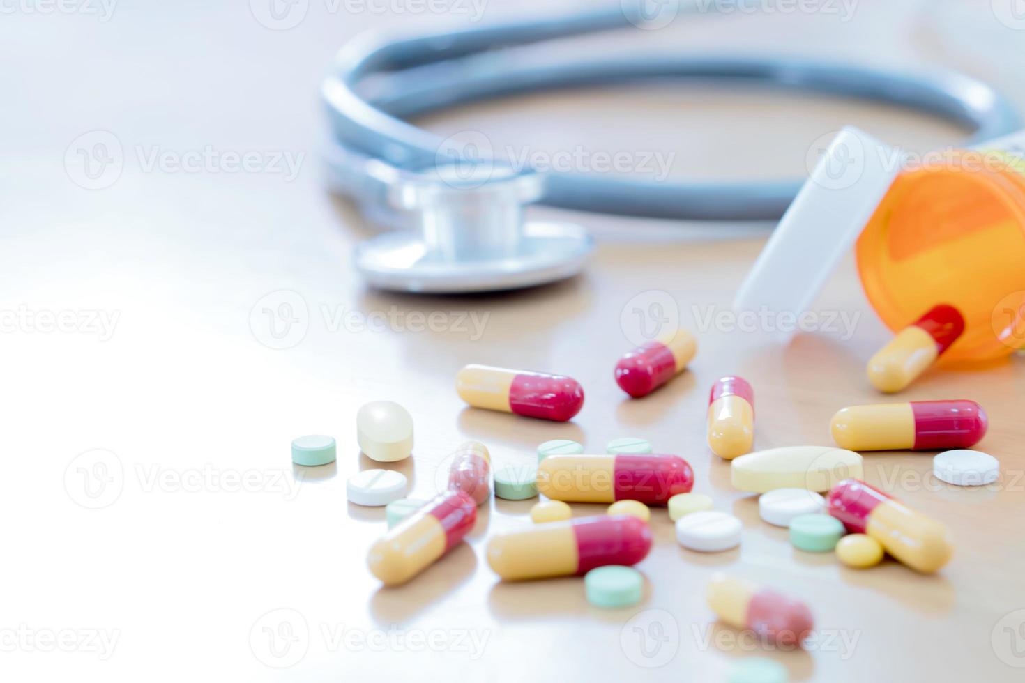 concept médical avec pilules et stéthoscope sur table en bois photo