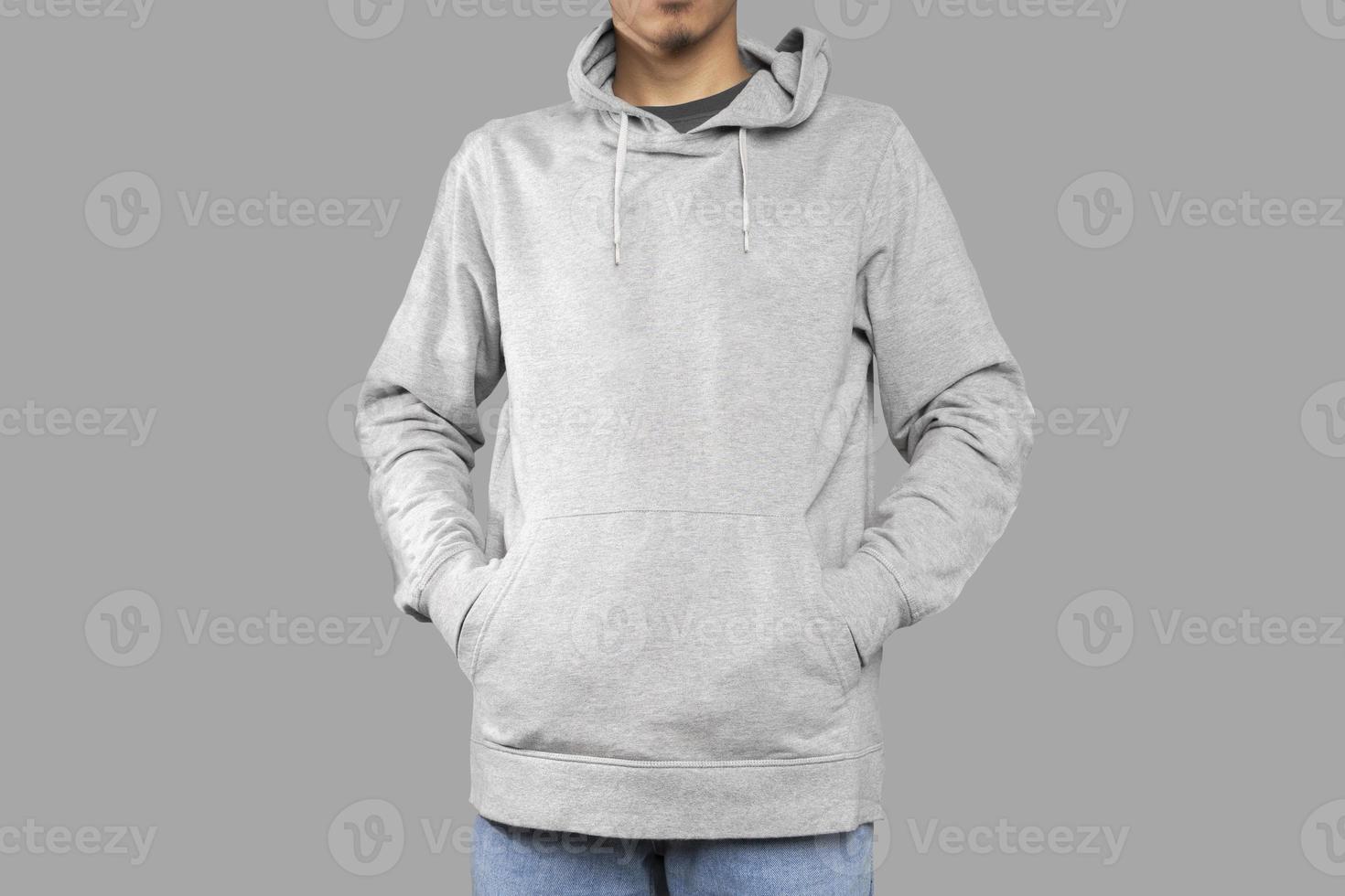 modèle masculin portant un sweat à capuche, une maquette de sweat à capuche gris uni photo