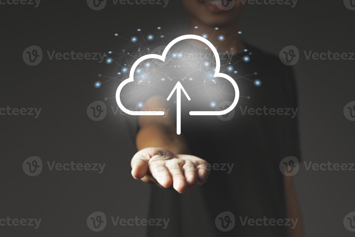 homme avec diagramme de nuage à portée de main. technologie en nuage. stockage de données. photo