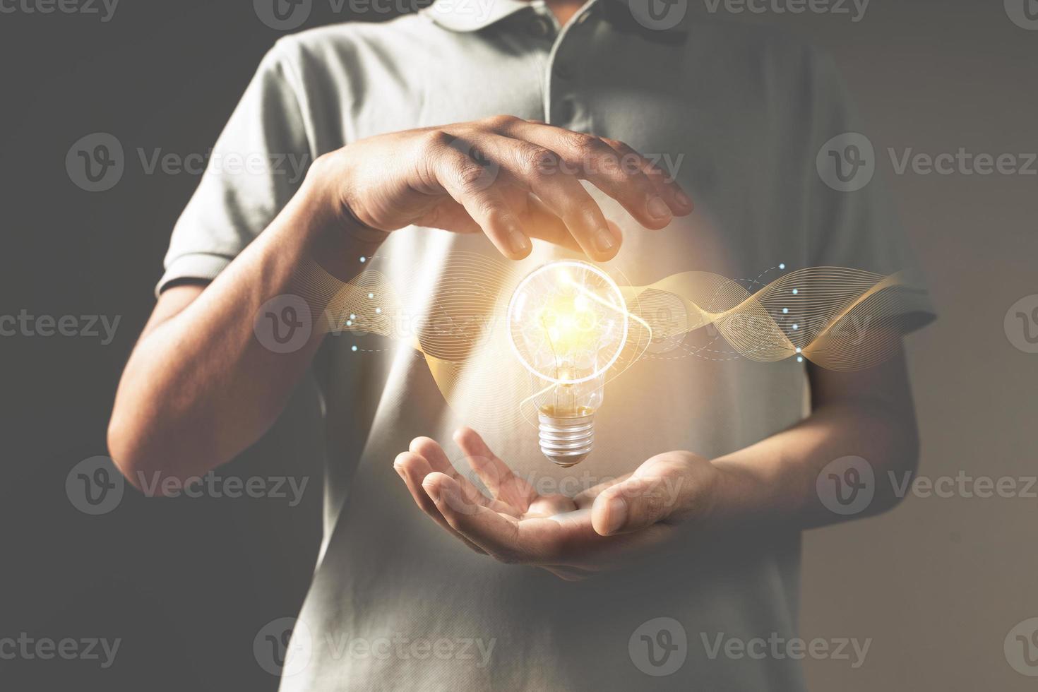 main avec ampoule. concept d'idée avec innovation et inspiration photo