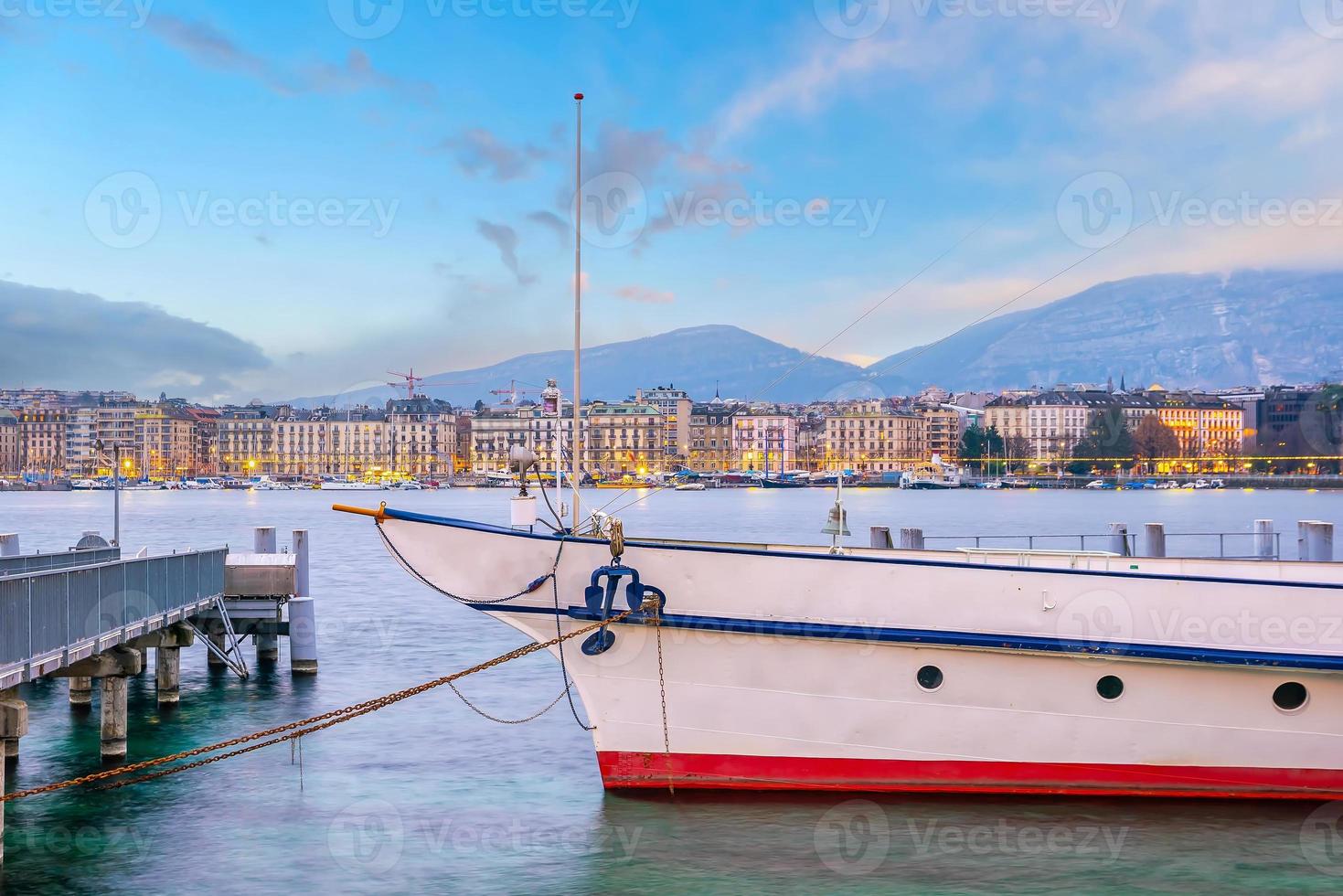 toits de la ville de genève avec le lac léman, paysage urbain de la suisse photo