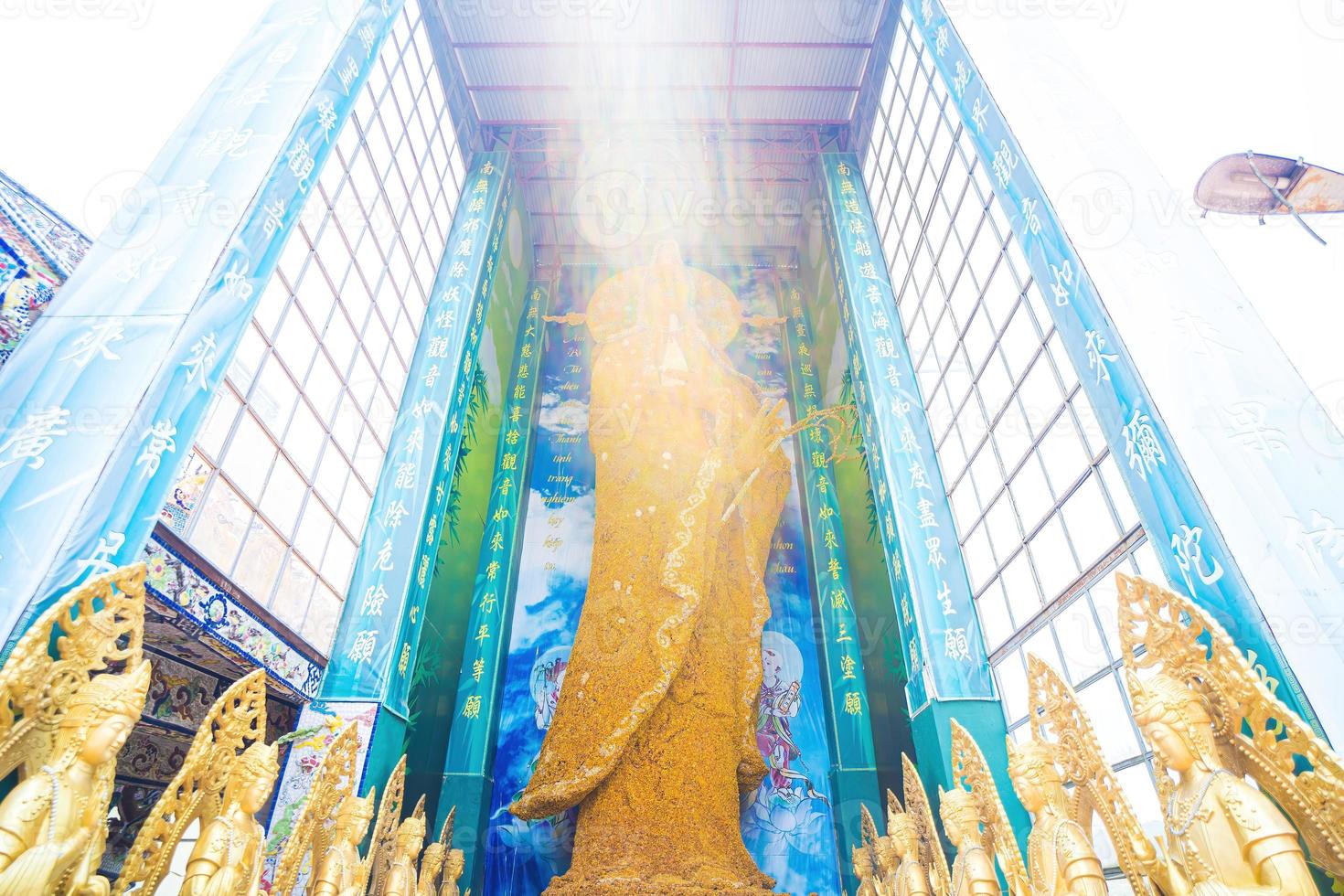 pagode linh phuoc à da lat, vietnam. célèbre monument de dalat, temple bouddhiste en verre de porcelaine. la plus grande statue de bodhisattva avalokitesvara au monde faite de fleur immortelle photo