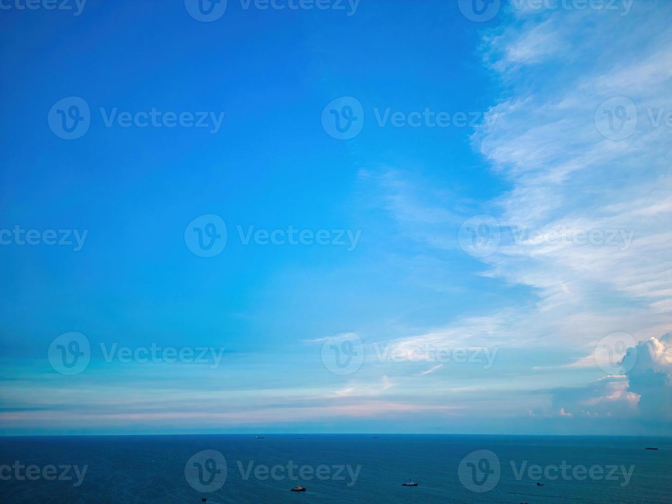 été de nuage de fond. nuage d'été. nuage de ciel clair. ciel naturel beau fond de texture bleu et blanc avec des rayons de soleil brillent photo