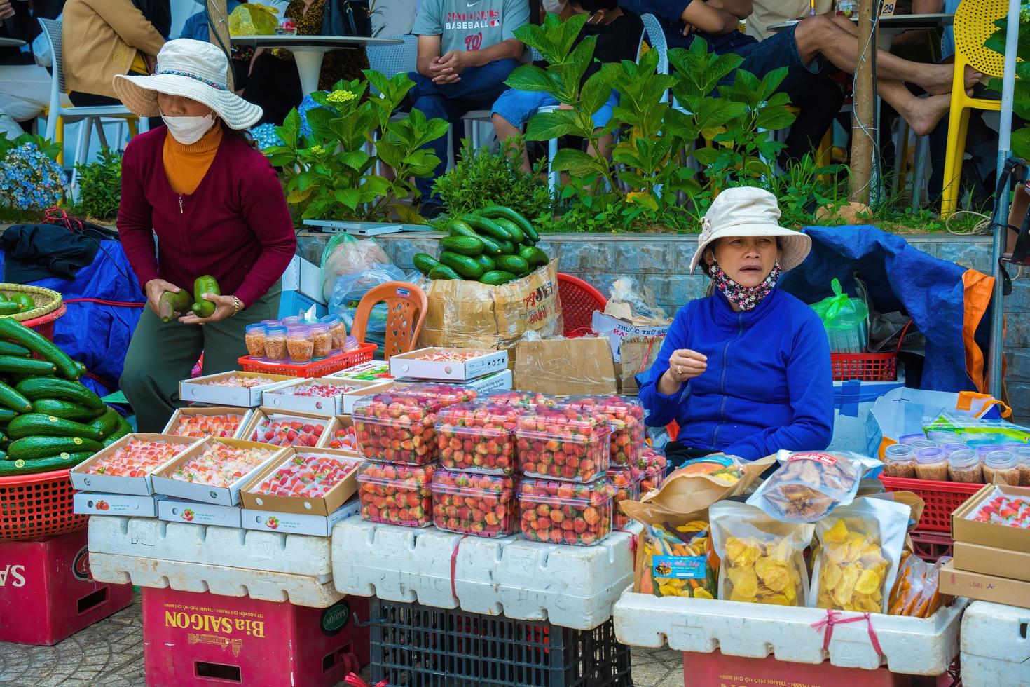 da lat - vietnam, 10 avril 2022 fruits et légumes sur un marché du marché nocturne de da lat. une vendeuse de rue vietnamienne vendant des fraises fraîches photo