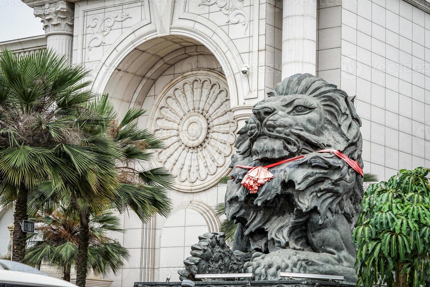 grande statue de lion noir devant le bâtiment. photo