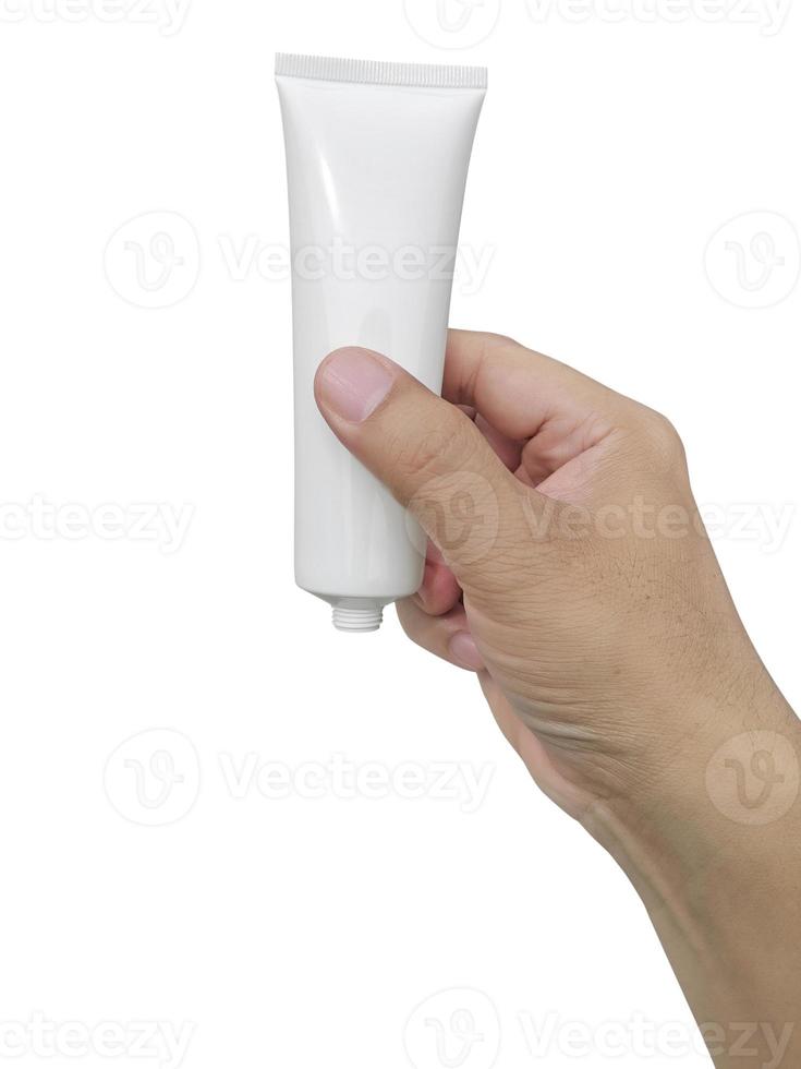 main humaine tenant un tube en plastique cosmétique isolé sur fond blanc photo
