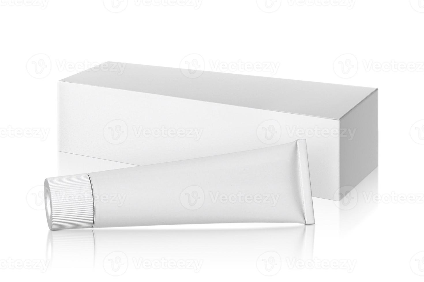 tube de médicament et emballage isolé sur fond blanc photo