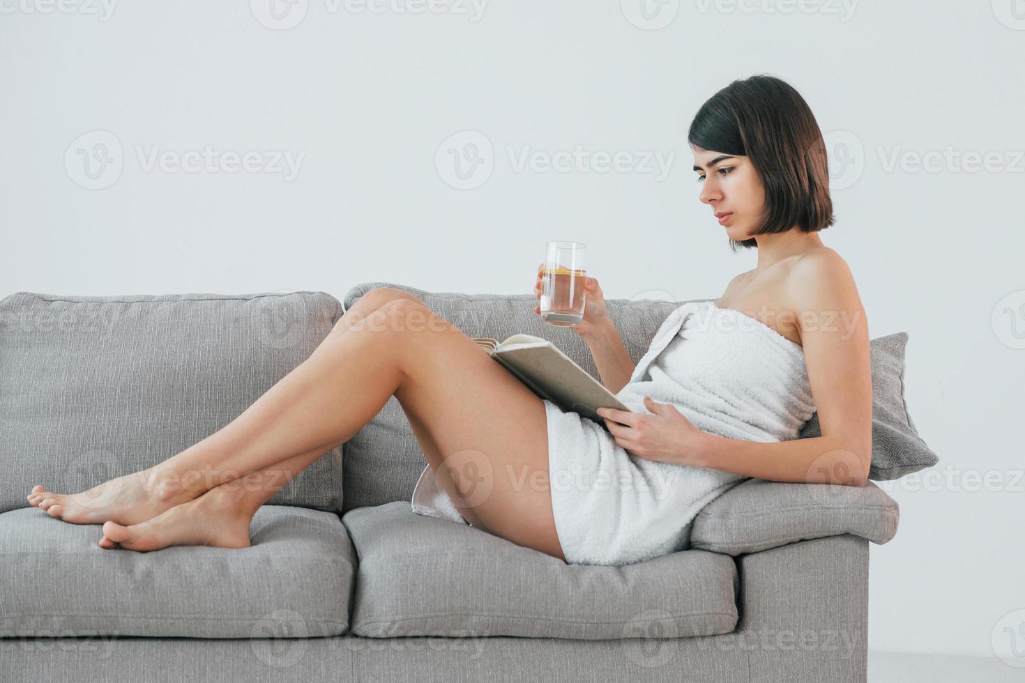 Jeune Femme Assise Sur Un Canapé Et Utilisant Un Téléphone Portable Tout En  Nettoyant À La Maison, Copiez L'espace. Concept De Travaux Ménagers Et De  Corvées. Appareils De Nettoyage. Banque D'Images et