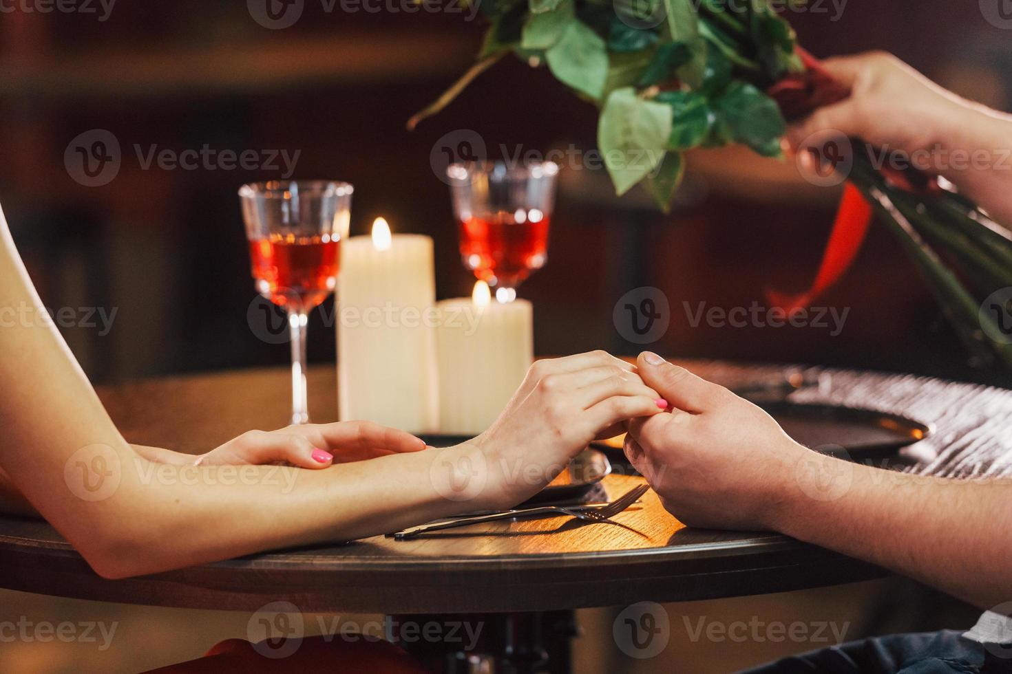 assis près de la table. un couple romantique dîne au restaurant photo