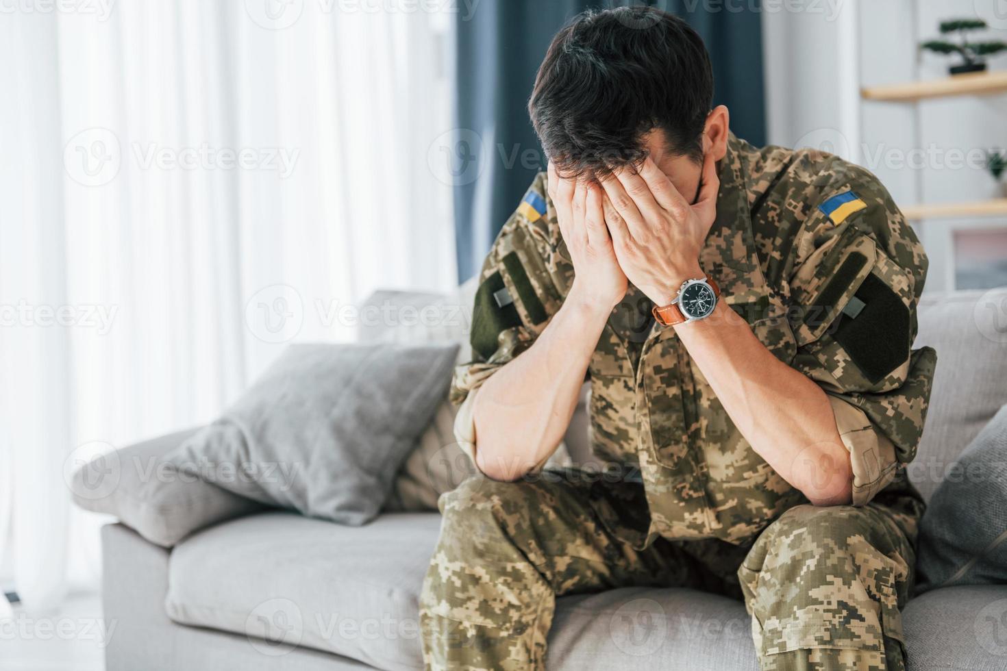 avoir des flashbacks. trouble de stress post-traumatique. soldat en uniforme assis à l'intérieur photo