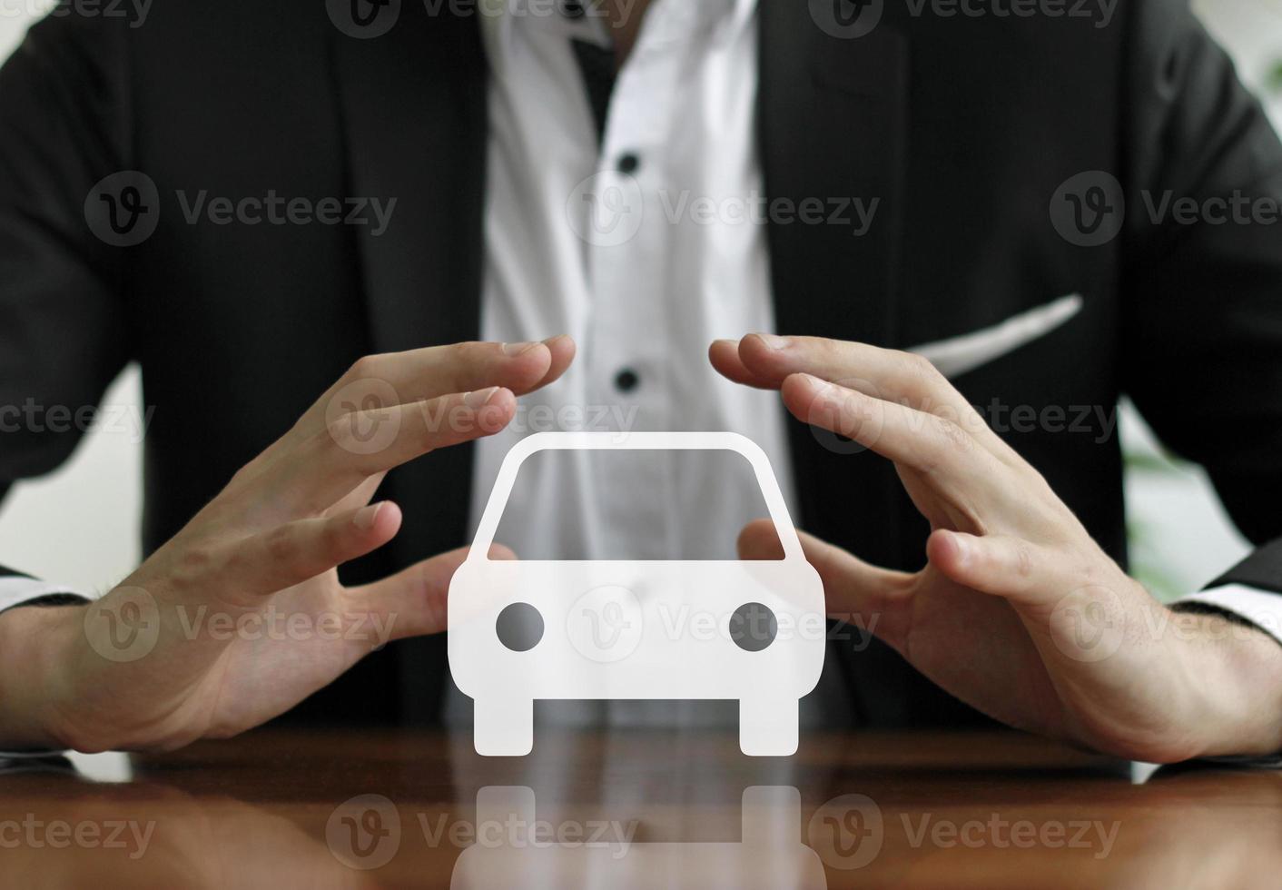 homme d'affaires tenant une pancarte avec un symbole de voiture photo