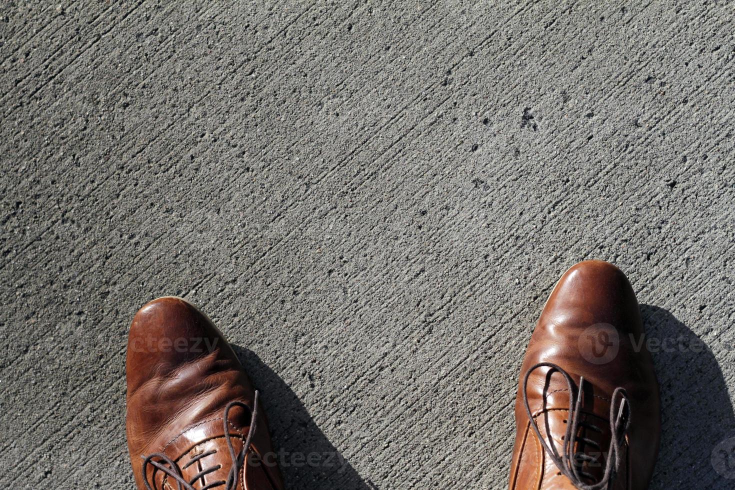 concept de choix et espace de copie - chaussures sur le sol photo