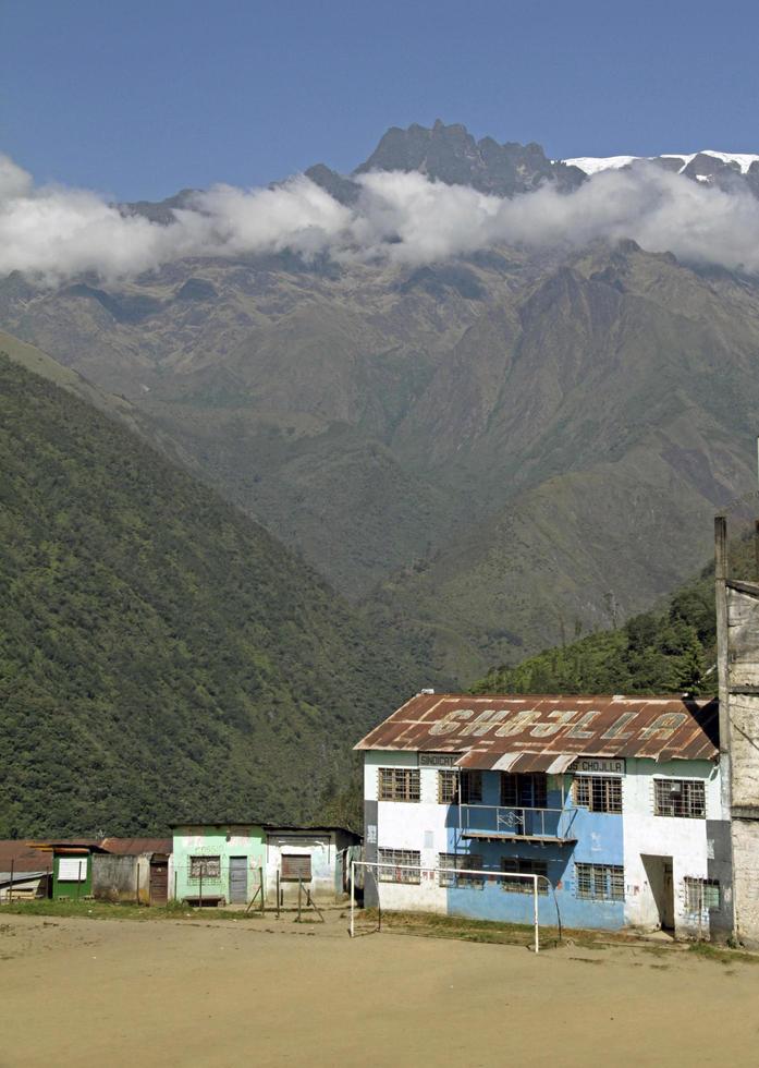 chojlla, bolivie - 10 juin 2016 - terrain de football photo