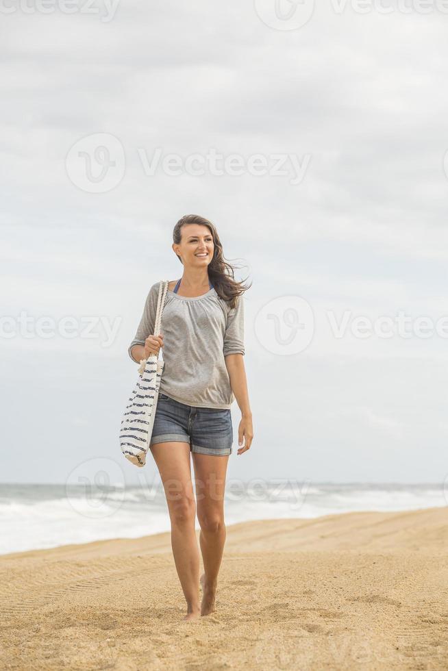 femme marchant sur la plage photo