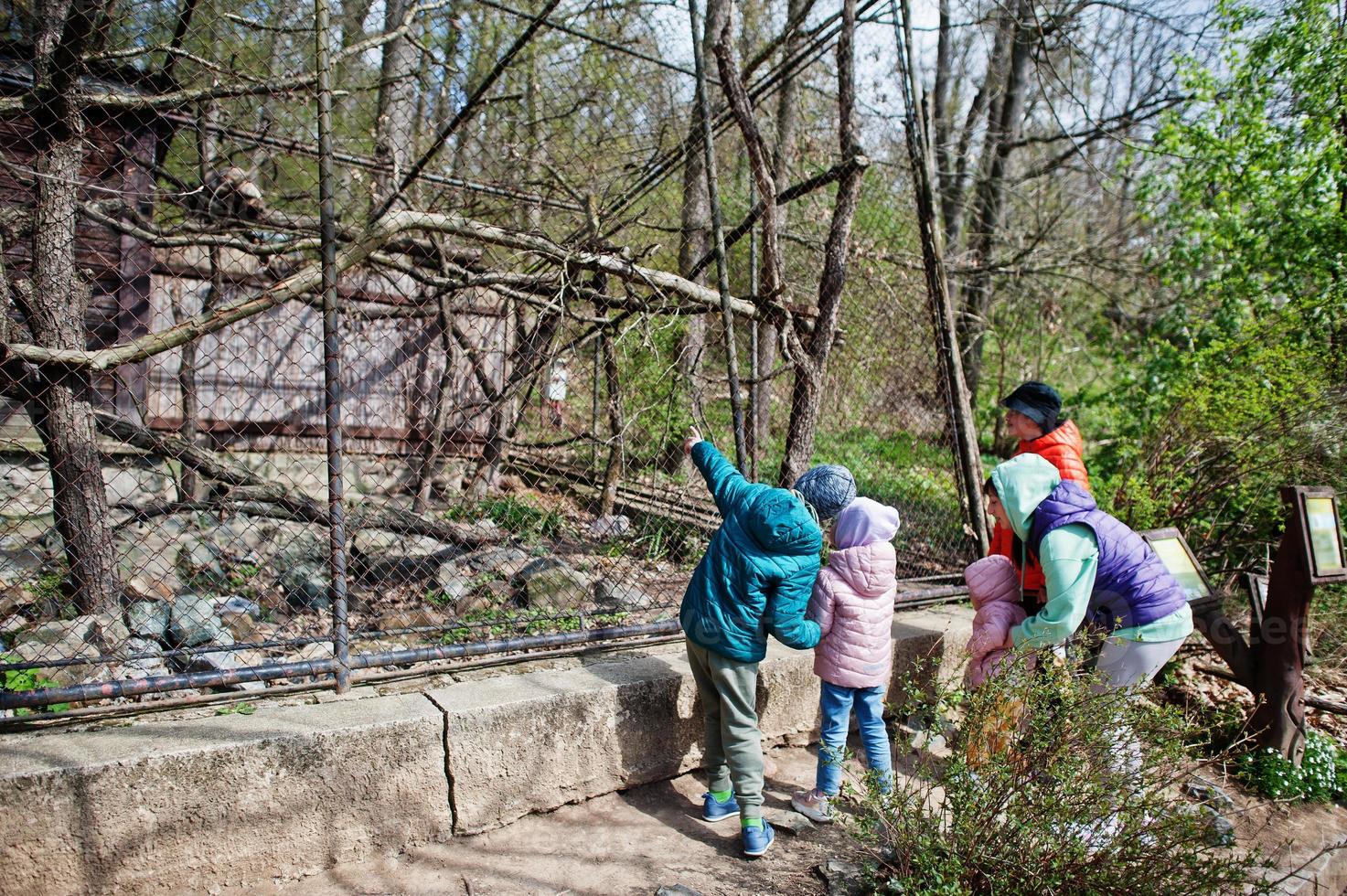 mère de quatre enfants au zoo des oiseaux. photo