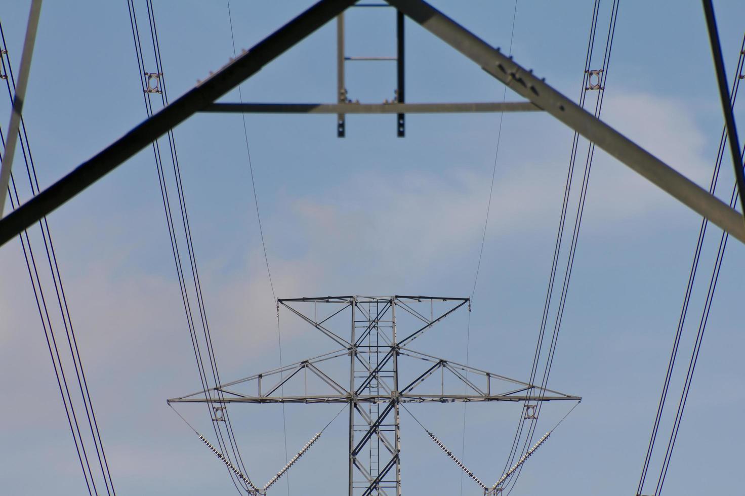 pylônes électriques à haute tension sur le châssis lui-même. photo