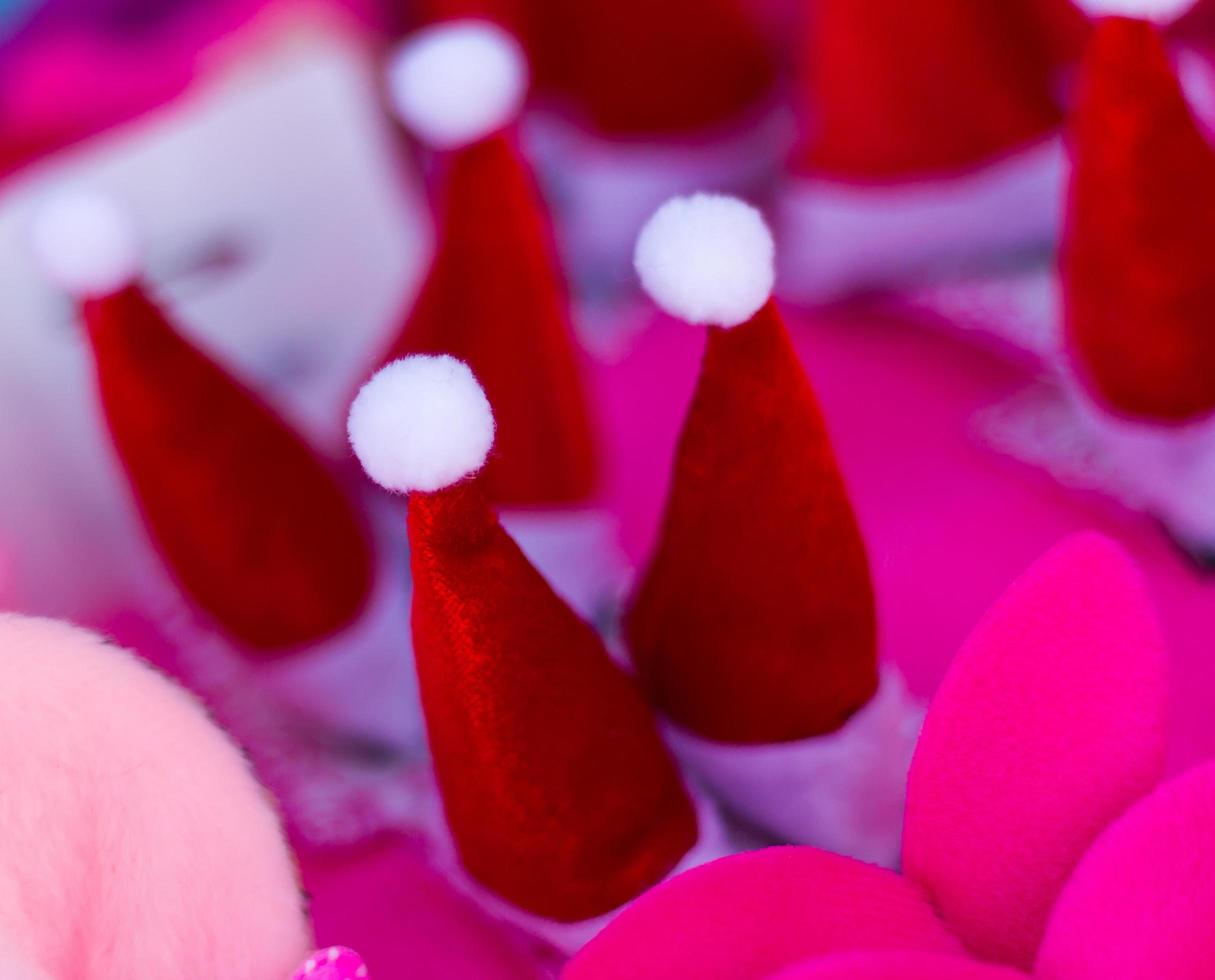 gros plan flou du bonnet de noel. photo